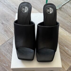 New in box Brown’s B2 Women's Black Slide Sandals sz 10